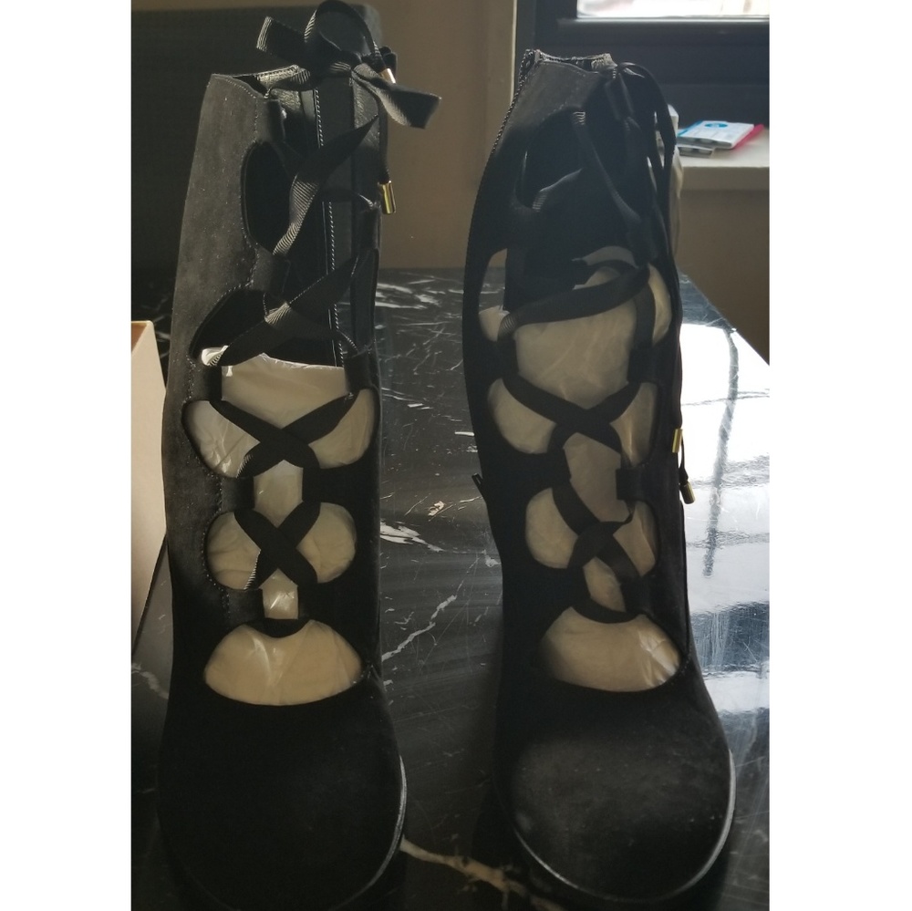 Lace up black shoe